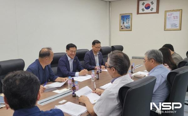 NSP통신-강문성 의원이 전남대학교 여수캠퍼스 관계자들을 만나 여수 수산가공식품 클러스터 조성 방안을 제안했다. (사진 = 전남도의회)