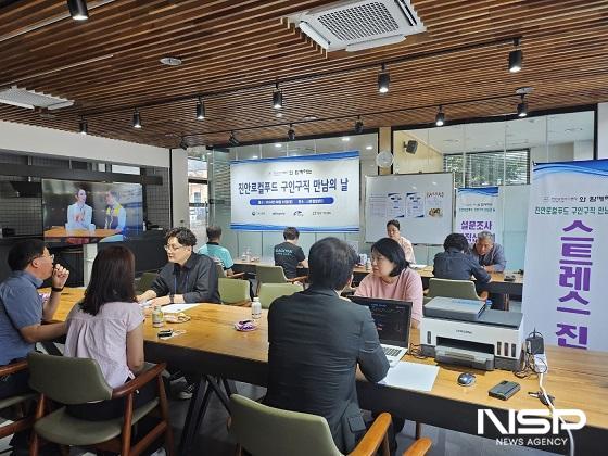 NSP통신-진안군일자리센터가 26일 진안읍 사통팔달센터에서 구직자와 기업 간의 현장 면접 채용행사인 구인구직 만남의 날을 개최했다. (사진 = 진안군)