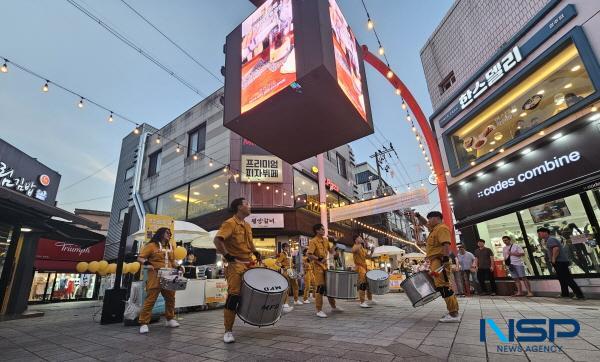 NSP통신-경주시는 지난 23일부터 6주간 일정으로 매주 금요일과 토요일에 KB국민은행 경주점 동편 골목 일원에서 먹거리, 볼거리, 즐길 거리가 가득한 아주 특별한 야시장 불금예찬 야시장 을 개장했다. (사진 = 경주시)