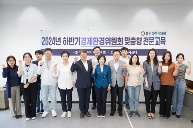 NSP통신-26일 용인산림교육센터 2층 강의실에서 실시한 2024년 하반기 경제환경위원회 맞춤형 전문교육 기념촬영 모습. (사진 = 용인특례시의회)