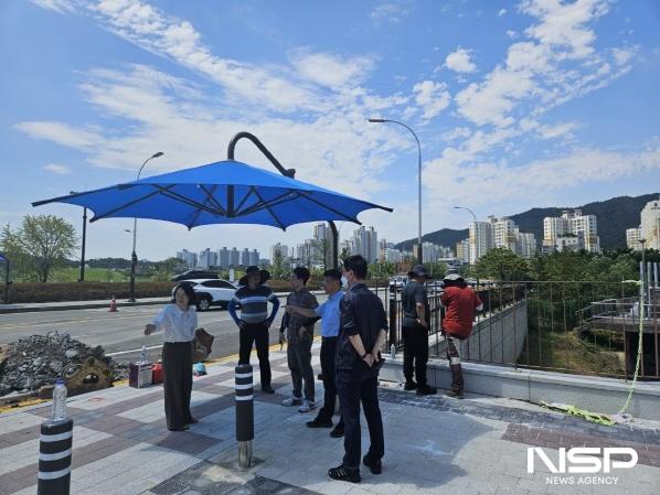 NSP통신-순천시 공원녹지과 직원들이 오천1근린공원 인근에서공원시설물을 점검하고 있다. (사진 = 순천시)