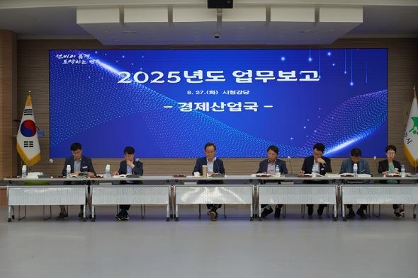 NSP통신-영주시 2025년도 주요업무계획 보고회 개최, 주요 사업 속도감 있는 추진 실행계획 논의, 국·도비 확보를 위한 필승전략 공유 (사진 = 영주시)