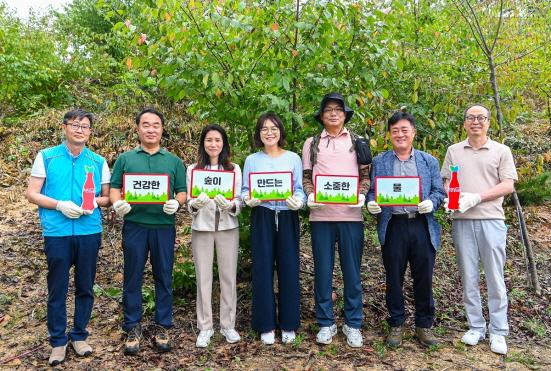 NSP통신-좌측부터 K-water 한강유역본부 김병호 부장, 여주시산림조합 이후정 조합장, WWF 한국본부 박민혜 사무총장, 한국 코카콜라 구남주 상무, 한국생태환경연구소 이찬우 부소장, 여주시 강종희 산림공원 과장, 코카-콜라음료 여주공장 최형 공장장 (사진 = 한국 코카콜라 제공)