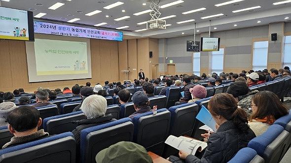 NSP통신-영주시 하반기 농업기계 안전교육 이론, 실습 병행, 영농철 대비 첫걸음, 농기계 교육으로 사고 예방에 만전 (사진 = 영주시)