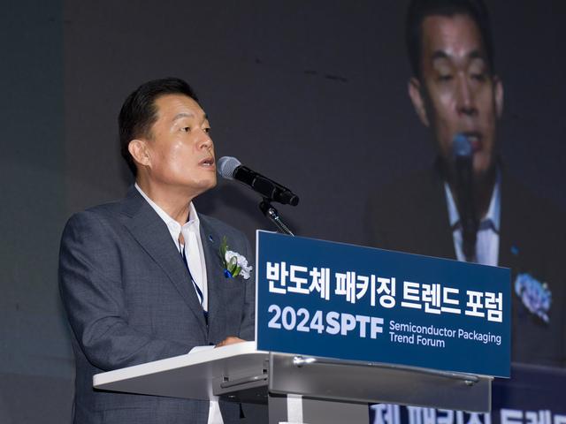 NSP통신-28일 개막한 2024 차세대 반도체 패키징 산업전(ASPS 2024)에서 이재준 수원시장이 개회사를 하고 있다. (사진 = 수원시)