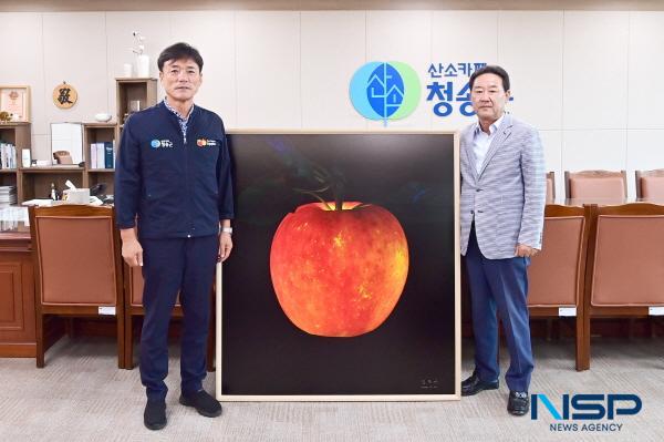 [NSP PHOTO]동진통신 김영섭 대표, 청송군에 청송황금사과연구단지 완공기념 사과사진작품 기증