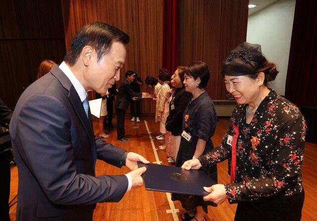 NSP통신-28일 임태희 경기도교육감(왼쪽)이 표창장을 수여하고 있다. (사진 = 경기도교육청)