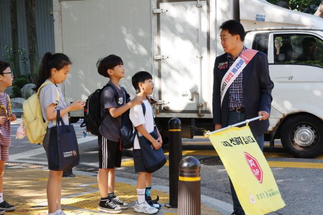 NSP통신-하은호 시장 초등학굣길 교통봉사 모습. (사진 = 군포시)