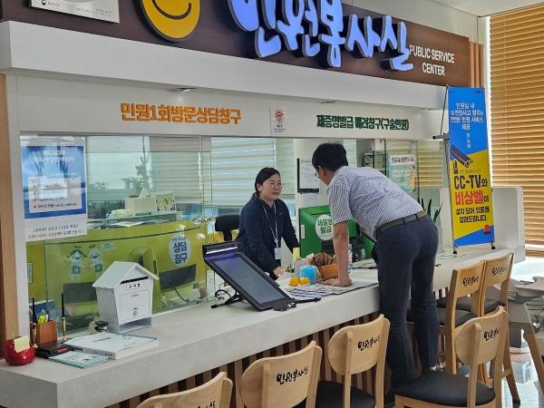 NSP통신-전남도교육청 민원팀 직원들이 특이민원 발생 대비 모의훈련을 실시하고 있다. (사진 = 전남교육청)