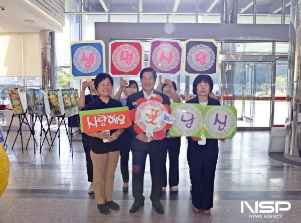 NSP통신-고흥군 민관이 함께한 생명사랑 릴레이 챌린지 전개(왼쪽부터 신양의 고흥군보건소장, 공영민 고흥군수, 신남숙 고흥군 노인보건과장) (사진 = 고흥군)