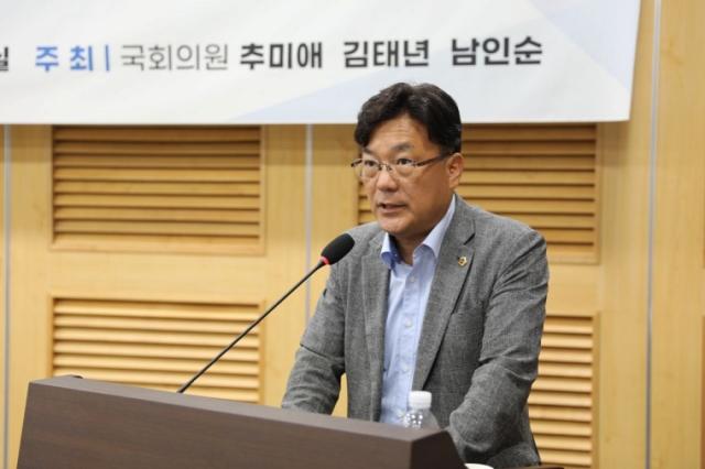 NSP통신-위례신사선 지연 문제 해결을 위한 공청회에서 발언하는 최만식 경기도의원. (사진 = 경기도의회)