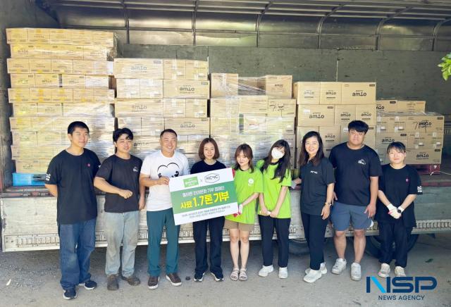 NSP통신-KCMC문화원과 둥글개봉사단이 풀무원아미오에서 올바른 반려 문화 기부 캠페인을 전개하고 후원 받은 반려동물 사료 앞에서 기념 촬영 하는 모습. (사진 = 김종식 기자)