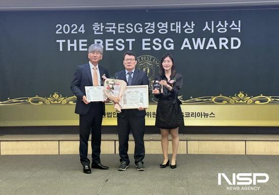 NSP통신-여수광양항만공사 홍상표 운영부사장이 한국 ESG경영대상 The Best ESG 공공부문 최우수상 수상 (사진 = 여수광양항만공사)