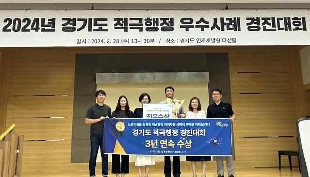 NSP통신-28일 화성시 공직자들이 적극행정 우수사례 최우수상 수상 후 기념촬영을 하는 모습. (사진 = 화성시)