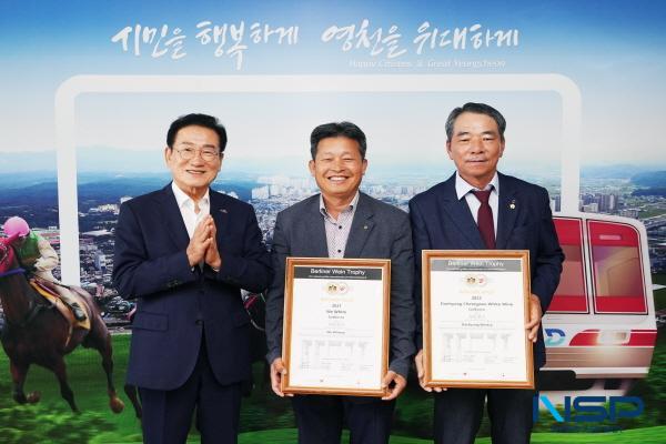 NSP통신-국제와인품평회 베를린와인트로피 2024 하계 테이스팅에서 금상을 수상한 위와이너리, 대향와이너리 관계자가 최기문 영천시장과 함께 기념촬영을 하고 있다. (사진 = 영천시)