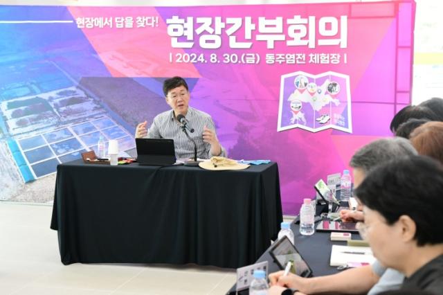 NSP통신-30일 오전 동주염전 체험장 조성지에서 현장 간부회의를 주재하는 이민근 안산시장. (사진 = 안산시)