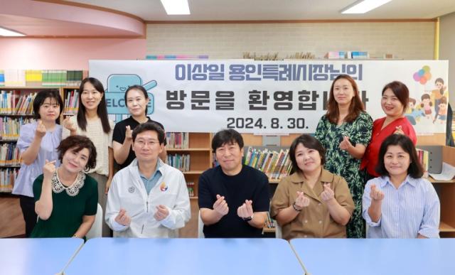 NSP통신-30일 이상일 용인특례시장이 고기초 학부모들과 간담회 후 기념촬영을 하고 있다. (사진 = 용인특례시)