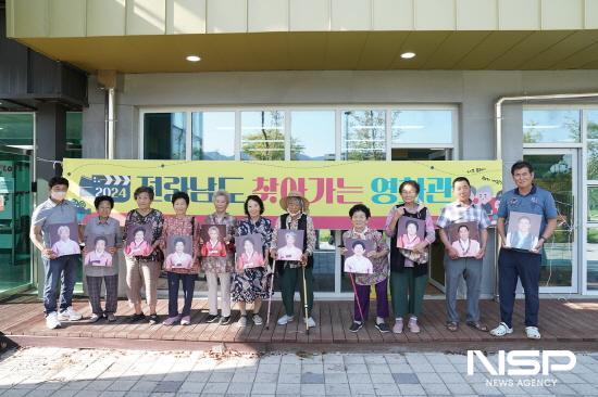 NSP통신-마을 어르신 장수 사진 전달 (사진 = 광양시청)