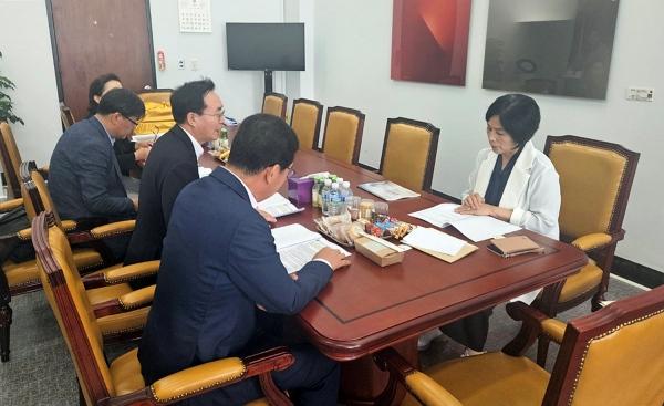 NSP통신-윤병태 시장이 지난 7월 국회 과학기술정보방송통신위원회를 방문해 최민희 위원장에게 지역 현안 사업 추진을 위한 국비 반영을 건의하고 있다. (사진 = 나주시)