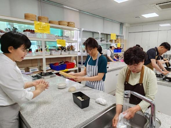 NSP통신-영주시 하반기 시민교육 주말 및 야간반 수강생 모집, 바리스타자격증, 남성생활요리 등 19과목 284명 3~6일, 4일간 (사진 = 영주시)