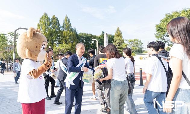 NSP통신-양오봉 전북대학교 총장이 2학기 개강을 맞아 2일 등교하는 학생들에게 간식을 나눠주며 환영행사를 갖고 있다. (사진 = 전북대)