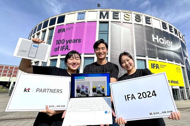 NSP통신-KT 관계자들이 IFA 2024가 개최되는 독일 베를린의 메세 베를린(Messe Berlin) 앞에서 KT의 AICT 파트너스관 운영을 홍보하고 있다. (사진=KT)