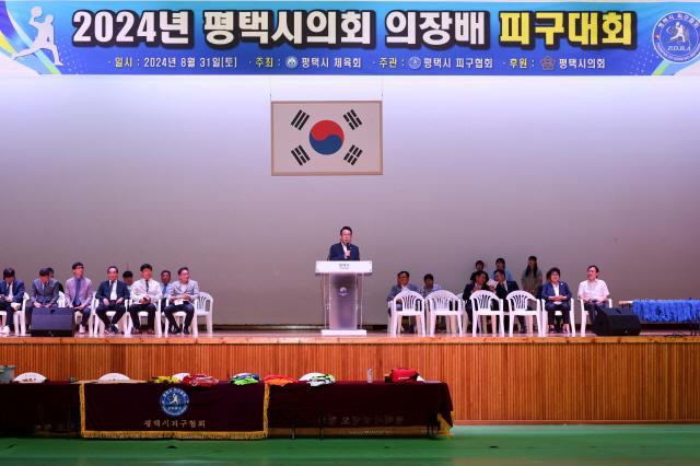 NSP통신-2024 평택시의회 의장배 피구대회에서 강정구 의장이 대회사를 하고 있다. (사진 = 평택시의회)