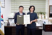 [NSP PHOTO]정읍시, 국가등록문화유산 홍재일기 소유자에게 등록증 전달