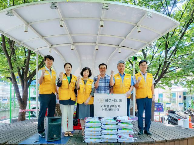 NSP통신-3일 진안동 병점 무료 급식소를 방문한 기획행정위원회 장철규 위원장(오른쪽 두번째)과 의원들이 기념촬영을 하고 있다. (사진 = 화성시의회)