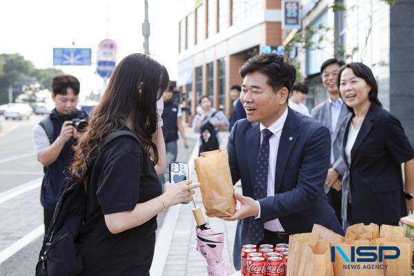 NSP통신-대구대는 개강 첫날인 2일 오전 8시 경산시 임당역 인근 통학버스 정류장에서 개강맞이 학생 환영 행사를 열었다. (사진 = 대구대학교)