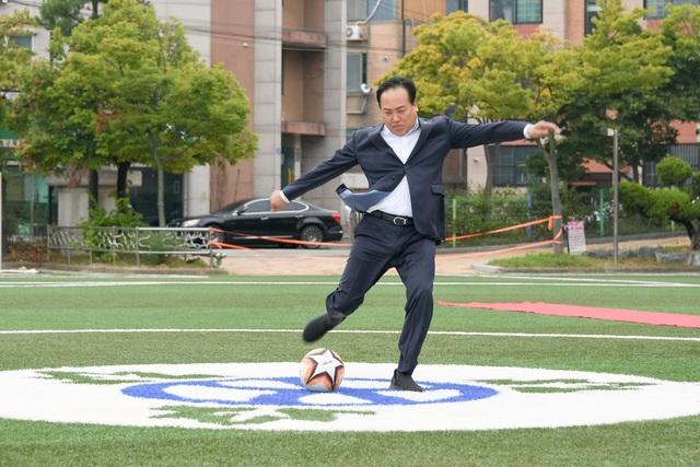 NSP통신-2일 이권재 오산시장이 운천중학교 인조잔디 운동장에서 시축을 하는 모습. (사진 = 오산시)