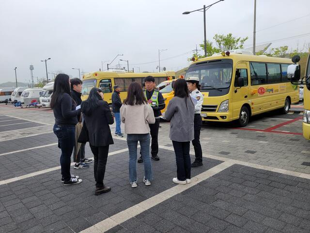 NSP통신-올해 상반기 한국교통안전공단 경기남부본부, 오산시청, 오산경찰서 오산교육지원청 등이 합동으로 어린통학버스를 점검 하는 모습. (사진 = 한국교통안전공단 경기남부본부)