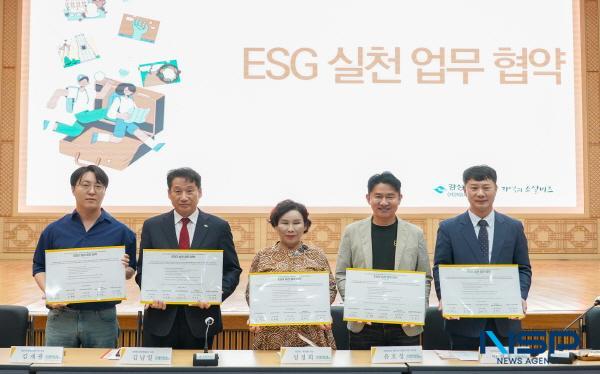 NSP통신-경북문화관광공사는 지난 3일 공사 대회의장에서 ESG 의제 중심의 문화관광, 생활인구 활성화, 청년 창업 지원 등 협력 을 위한 워크숍 개최 및 업무 협약 체결을 했다. (사진 = 경북문화관광공사)