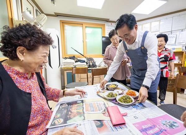 NSP통신-진교훈 서울 강서구청장(오른쪽)이 등촌경로당을 찾아 어르신들의 점심 배식을 돕고 있다. (사진 = 강서구)