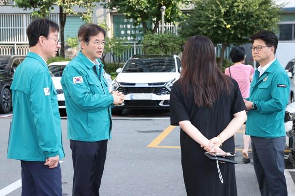 NSP통신-이동환 고양특례시장이 화재 발생 아파트 주민의 이야기를 듣고 있다. (사진 = 고양시)