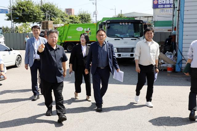 NSP통신-4일 채명기 수원시의회 도시환경위원회 위원장(가운데)과 관계자들이 현장점검을 하는 모습. (사진 = 수원시의회)