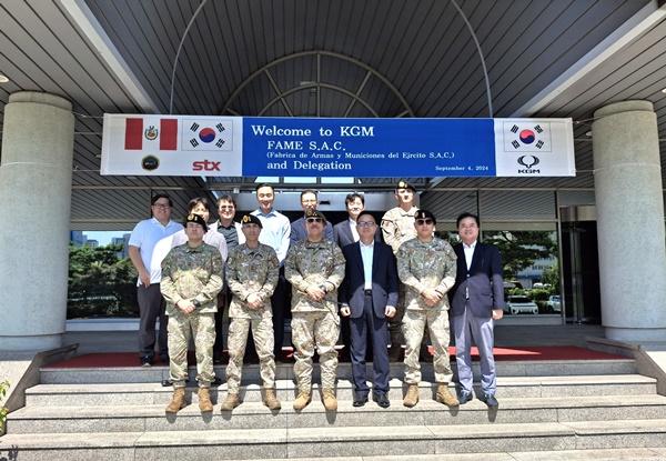 NSP통신-페루 육군 관계자 등이 4일 평택공장을 방문해 간담회를 갖고 생산 라인 투어와 함께 렉스턴 스포츠를 시승했다. (사진 오른쪽 3번째 KGM 박장호 대표이사) (사진 = KGM)