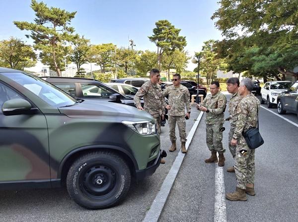 NSP통신-KGM이 페루 육군에 렉스턴 스포츠를 공급한다. 페루 육군 관계자 등이 4일 평택공장을 방문해 간담회를 갖고 생산 라인 투어와 함께 렉스턴 스포츠를 시승했다. (사진 = KGM)