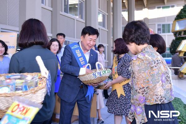 NSP통신-정기명 여수시장과 직원들이 공직기강 확립과 청렴문화 조성을 위해 출근길 캠페인을 펼치고 있다. (사진 = 여수시)