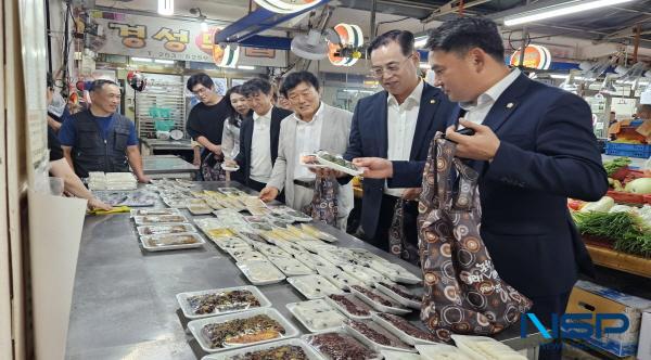 NSP통신-포항시의회 경제산업위원회는 5일 오전 두호종합시장에서 한가위 맞이 전통시장 장보기 행사를 실시했다. (사진 = 포항시의회)