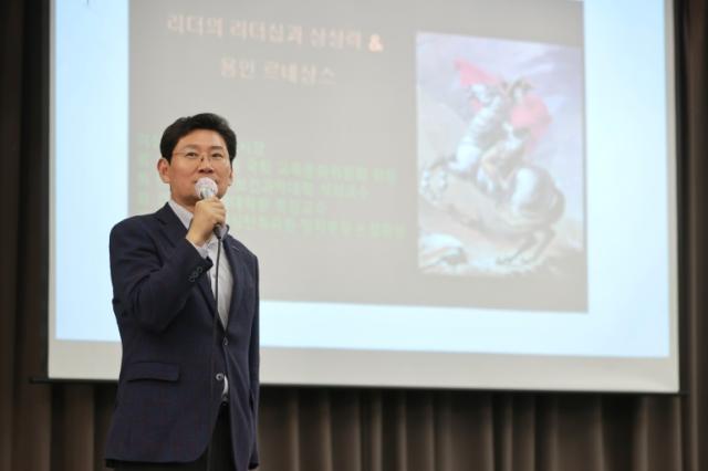 NSP통신-이상일 용인특례시장이 4일 수원 파티움하우스에서 열린 미래사회포럼 글로벌 리더십 아카데미에서 특별 강연을 하고 있다. (사진 = 용인특례시)