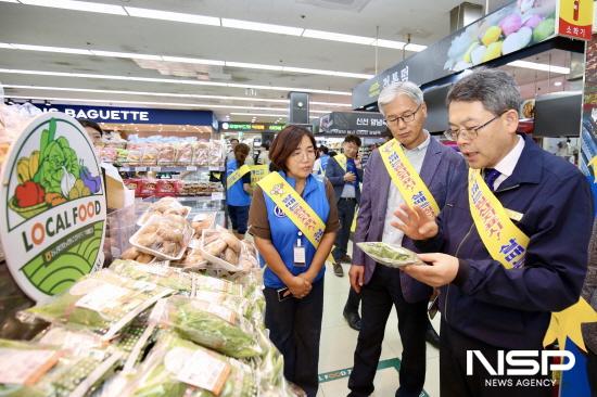 NSP통신-하나로마트 매장내 원산지 표시 점검 (사진 = 동광양농협)