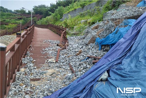 NSP통신-여수시 묘도 조명수군테마 공원의 토사가 무너져 내려 부실시공이라는 지적이다. (사진 = 여수시의회)