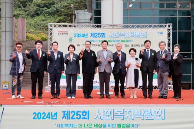 NSP통신-이상일 용인특례시장이 6일 제25회 사회복지의 날을 기념해 시청 광장에서 열린 사회복지박람회에서 참석자들과 기념촬영을 하고 있다. (사진 = 용인특례시)