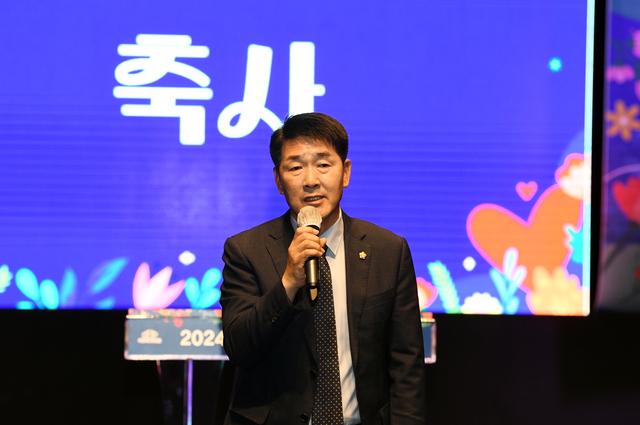 NSP통신-6일 배정수 화성시의회 의장이 복지페스타에서 축사를 하는 모습. (사진 = 화성시의회)