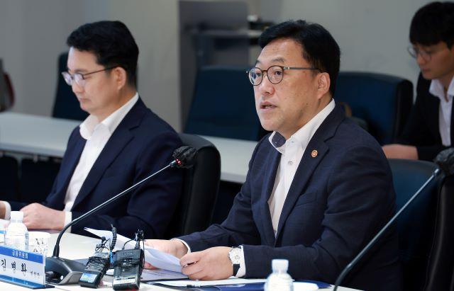 NSP통신-김병환 금융위원장이 9일 오전 서울 강남구 새마을금고중앙회에서 금융권 릴레이 간담회의 일곱 번째 일정으로 행안부, 농림부, 해수부, 산림청 등 관계부처와 5개 상호금융중앙회 대표이사들과 만나 상호금융권이 국민의 신뢰를 회복하고 대면·관계형 금융기관으로서 거듭나기 위해 나아가야 할 방향에 대해 논의하고 상호금융권의 건의사항을 청취했다. (사진 = 금융위원회)