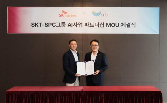 NSP통신-SPC 그룹 허희수 부사장(왼쪽)과 SKT 유영상 CEO (사진 = SPC그룹 제공)