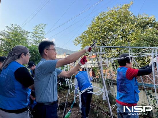 NSP통신-광양기업봉사단 사랑나누기와 옥곡면 복지기동대가 주거환경개선 봉사 (사진 = 광양시청)