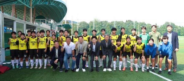 NSP통신-9일 광양여고 축구부 학생선수들과 운동부 관계자, 도교육청 관계자들이 기념사진 촬영을 하고 있다. (사진 = 전남교육청)