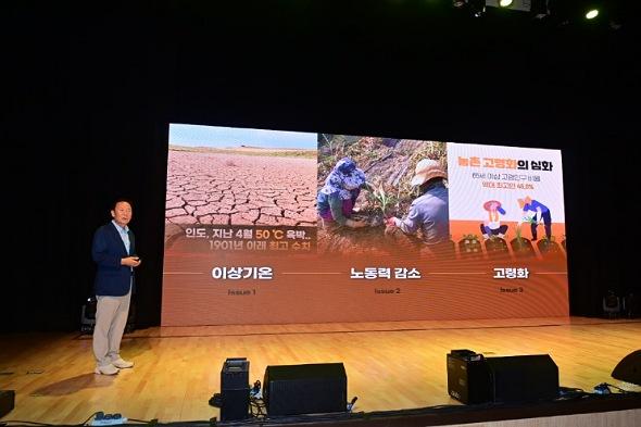 NSP통신-박현국 봉화군수는 K-베트남 밸리사업, 스마트팜 조성사업, 양수발전 사업 등 봉화 핵심 3대 사업과 이에 연계한 비전에 대해 직접 브리핑하며 새로운 봉화를 만들어가겠다는 의지를 군민들 앞에서 보여줬다. (사진 = 봉화군)
